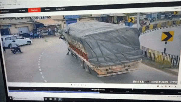 Xe tai lat nghieng sau khi om cua o An Do hinh anh