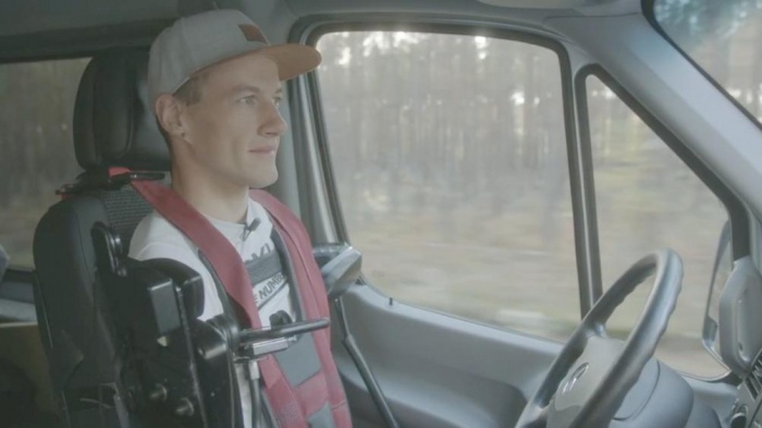 Chang trai mat ca chan lan tay van co the dieu khien oto hinh anh