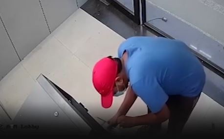 Nguoi dan ong pha hong cay ATM de lay tien o An Do hinh anh