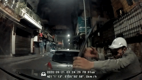 Thanh nien be can gat mua cua oto trong dem hinh anh