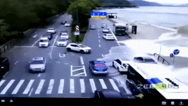 Song lon cuon troi nhieu oto o Trung Quoc hinh anh