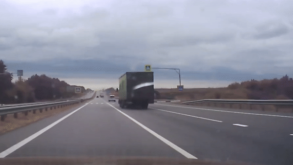 Xe tai bi roi lop khi dang chay tren cao toc hinh anh