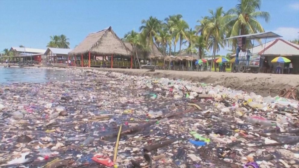 Rac thai nhua chat dong tren bai bien Honduras hinh anh