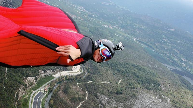 Nguoi dan ong mac wingsuit nhay xuong tau san bay hinh anh