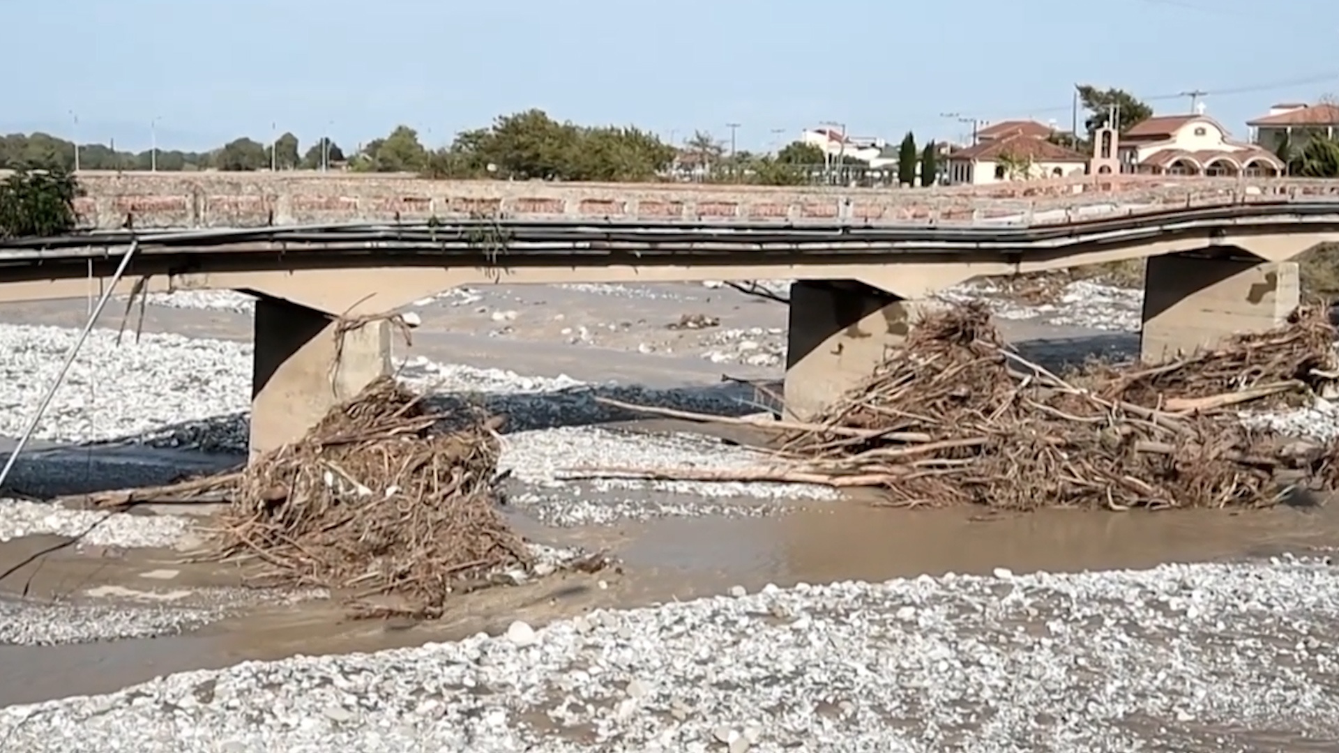 Con bao lon tan pha ngoi lang o Hy Lap hinh anh