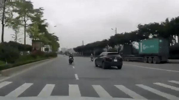 Di nguoc chieu, xe may suyt bi oto tong truc dien hinh anh