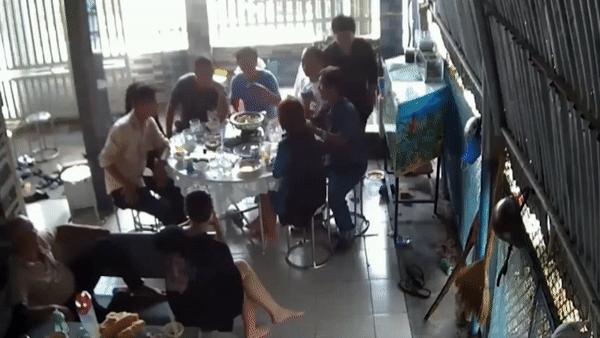 Binh gas mini phat no tren ban an hinh anh