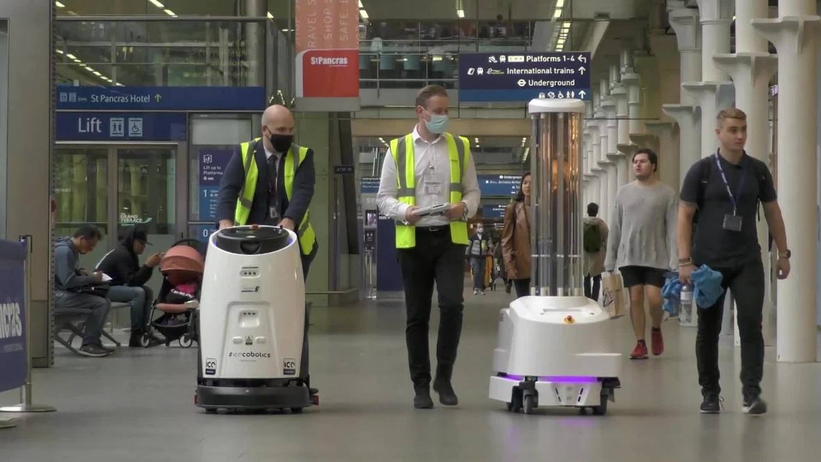 Robot lam sach va khu trung nha ga o Anh hinh anh