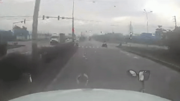 Hai nguoi suyt bi xe container tong hinh anh