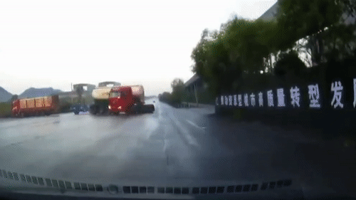 Xe bon mat kiem soat xoay tron tren duong o Trung Quoc hinh anh