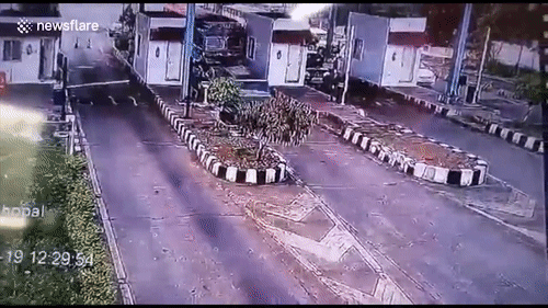 Xe tai gay tai nan lien hoan tai tram thu phi o An Do hinh anh