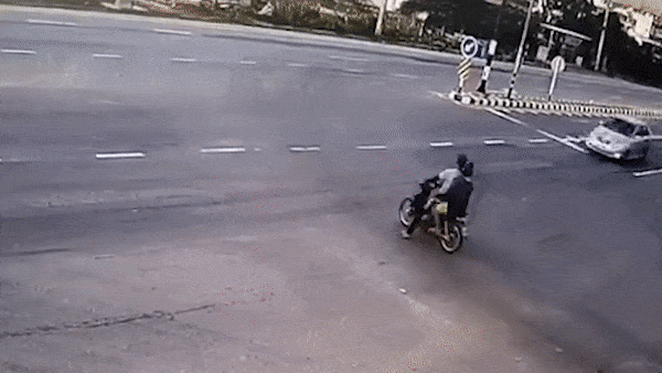 Xe may bi oto huc vang khi qua duong o Thai Lan hinh anh