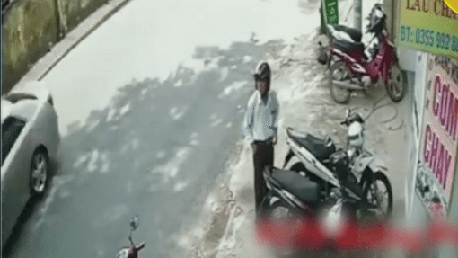 Nguoi dan ong bi trom xe may khi vua quay di hinh anh