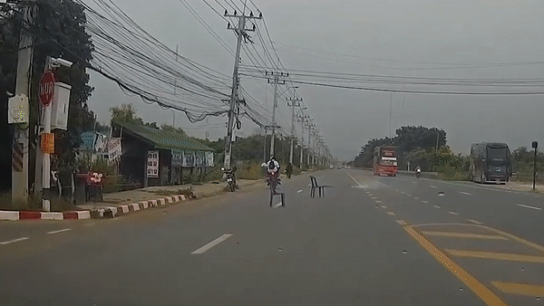 Day dien roi xuong dat khien 2 nguoi di xe may bi giat hinh anh