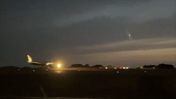 Chuyen co cho pho tong thong My ha canh khan cap hinh anh