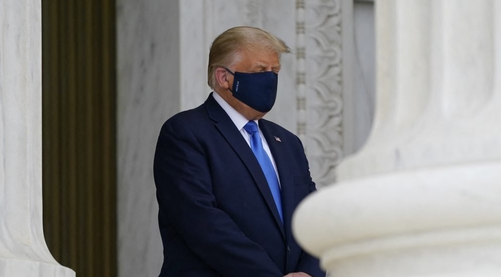 Dam dong la o khi Tong thong Trump den vieng co Tham phan Ginsburg hinh anh