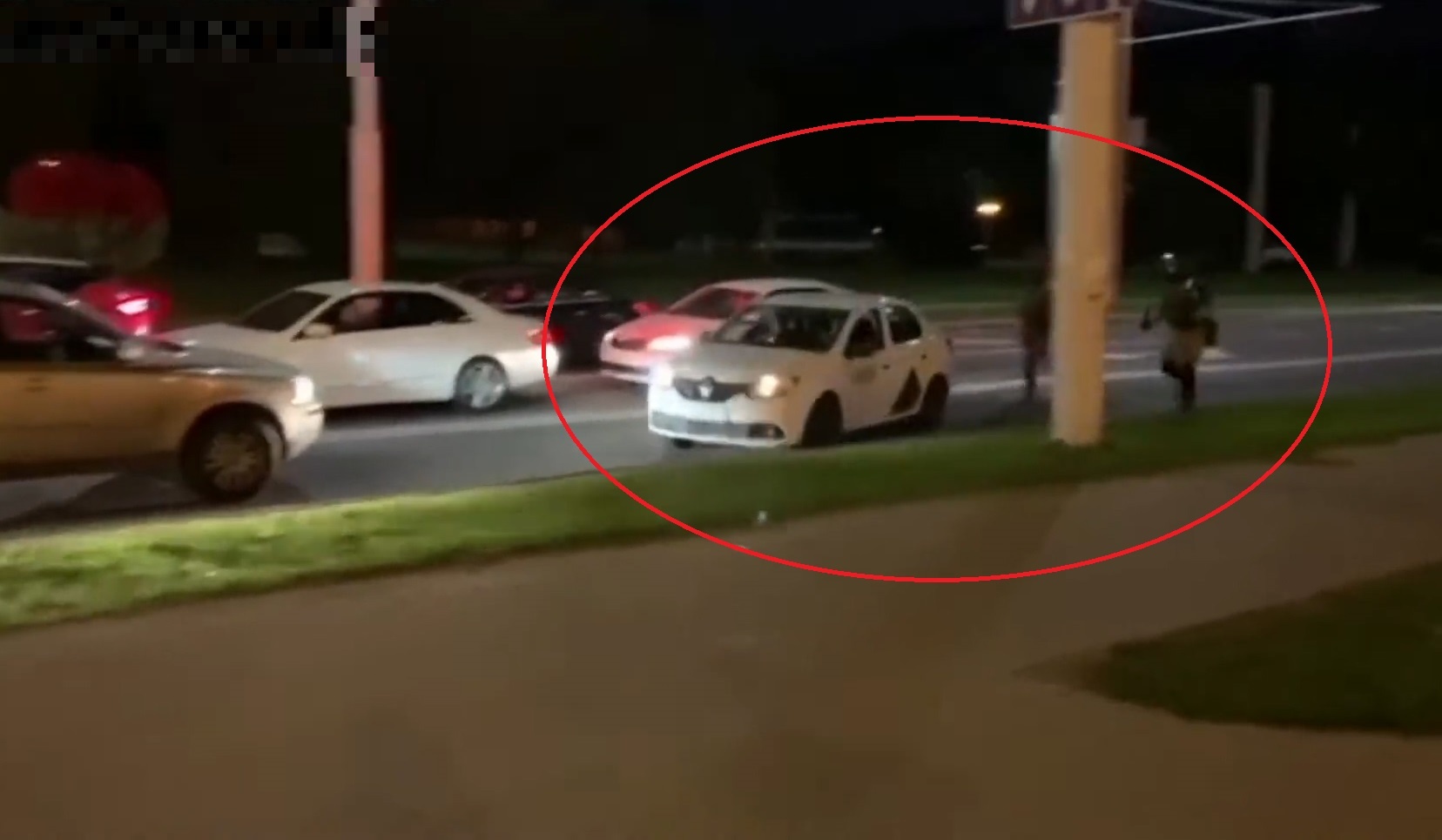 Tai xe taxi giup nguoi bieu tinh thoat khoi canh sat o Belarus hinh anh