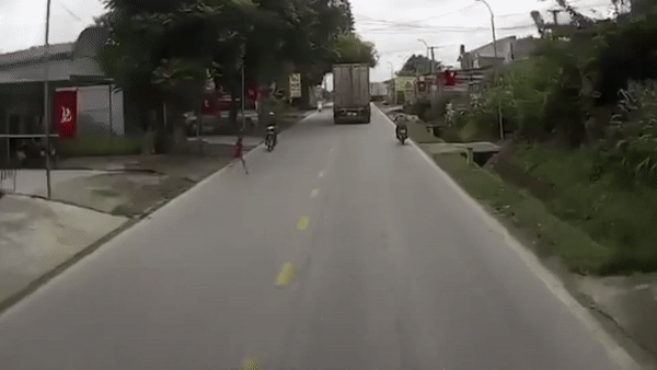 Be gai chay qua duong suyt bi oto tong hinh anh