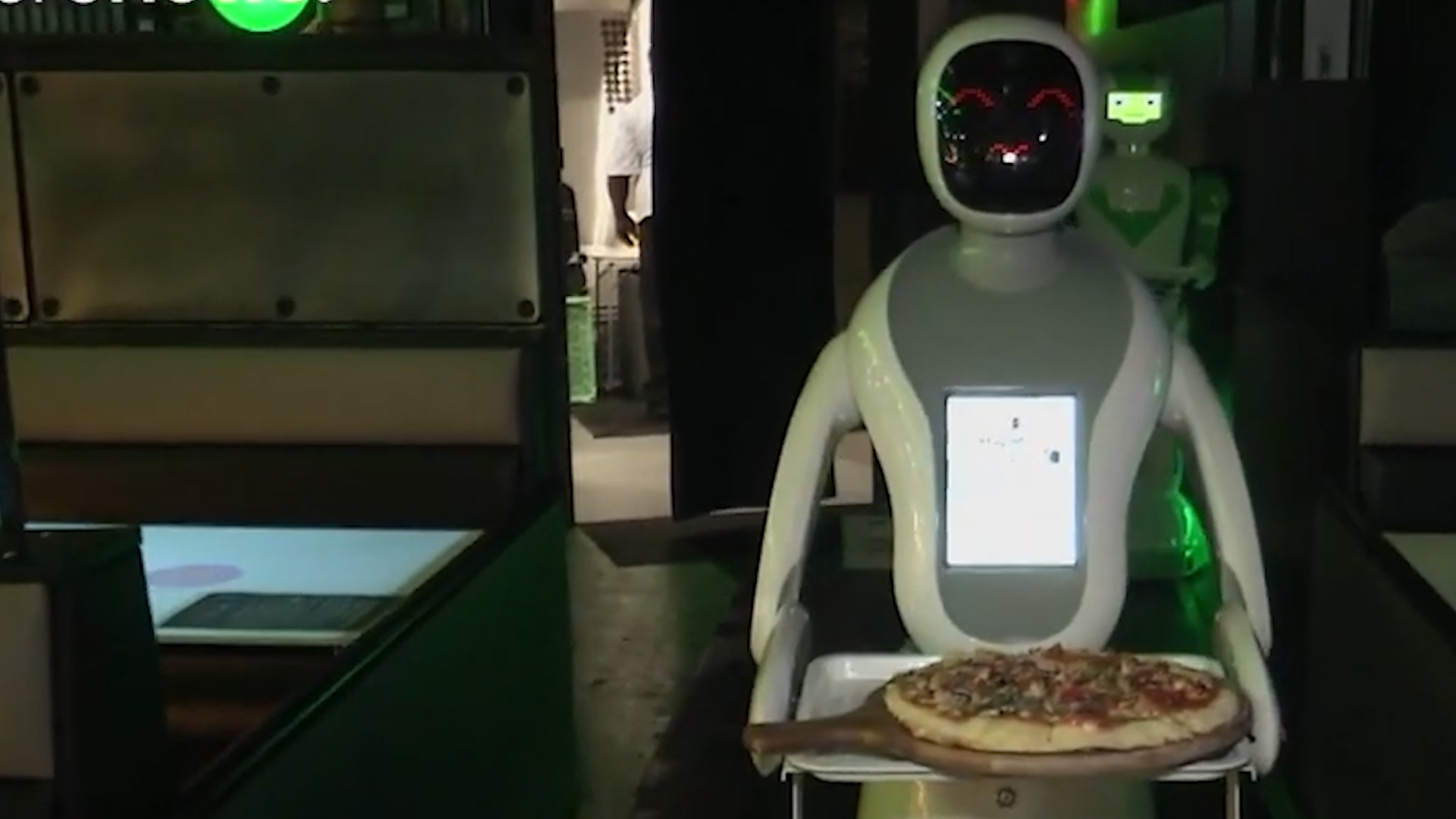 Nha hang robot dau tien o Vuong Quoc Anh hinh anh