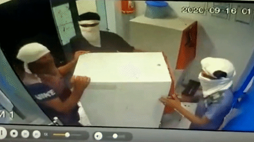 Trom dung may cat de lay tien trong cay ATM hinh anh