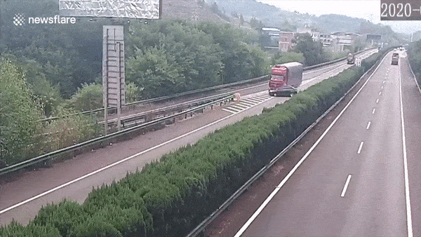 Oto tat dau khien xe tai lat nghieng o Trung Quoc hinh anh