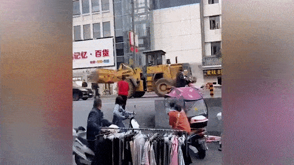 Nguoi dan ong dung xe may xuc dap vao xe canh sat o Trung Quoc hinh anh