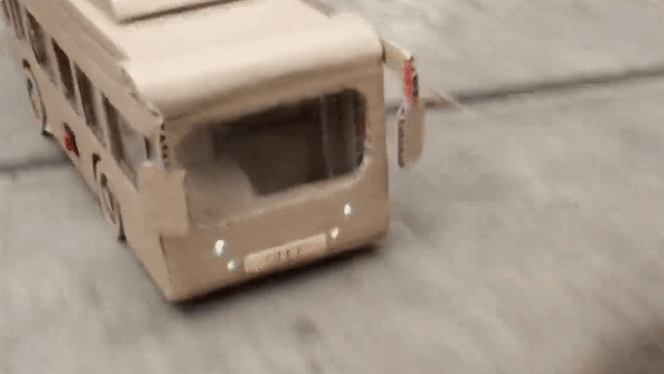 Xe buyt dieu khien tu xa duoc lam tu bia cung hinh anh