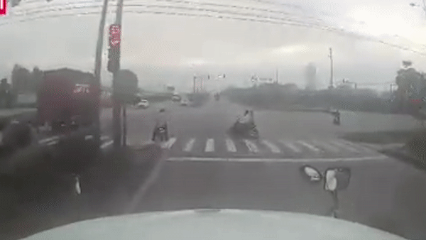 Xe may suyt bi xe container tong khi sang duong hinh anh