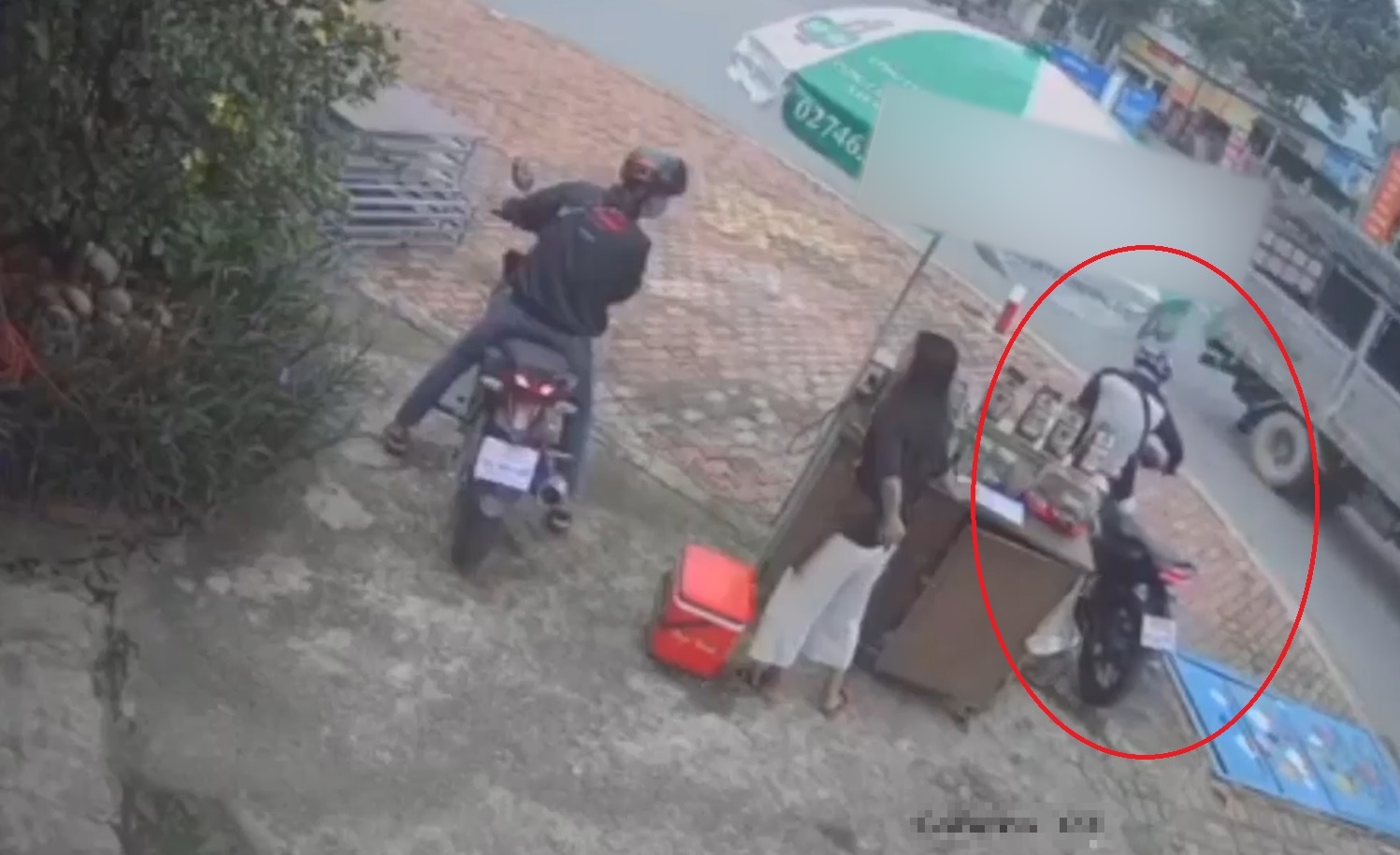 Trom danh cap xe may trong 20 giay hinh anh