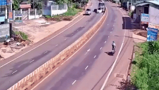 Xe tai tong nat dai phan cach hinh anh