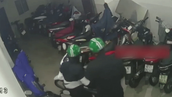 Hai ten trom len vao khu tro dat xe may ra ngoai hinh anh