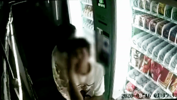 Thanh nien nhay mua truoc camera sau khi trom do tu may ban hang hinh anh