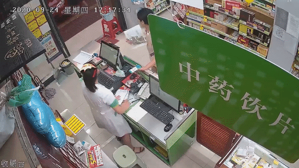 Tai xe mat kiem soat khien oto lao vao tiem thuoc o Trung Quoc hinh anh