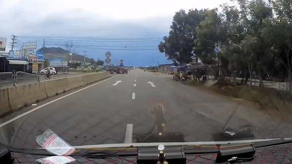 Xe cuu thuong suyt tong vao xe may cay hinh anh