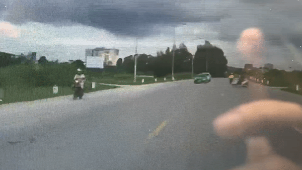 Xe may lao qua duong gay tai nan cho taxi hinh anh