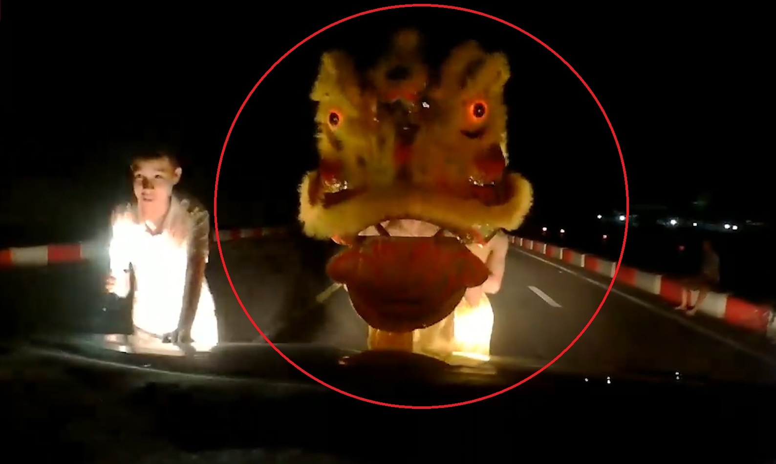 Nhom thanh nien mua lan giua duong, chan dau oto hinh anh