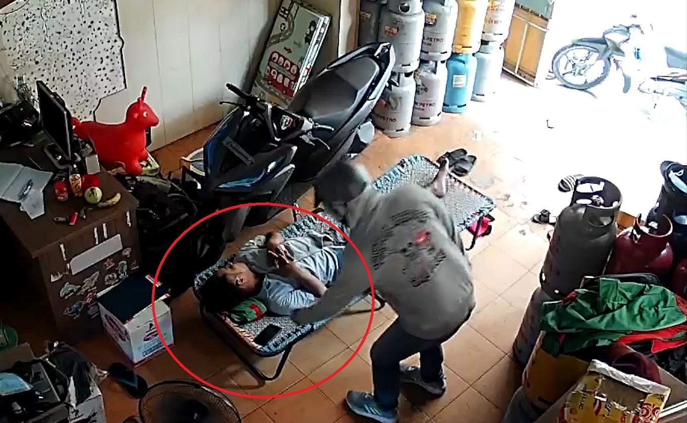 Nguoi dan ong bi trom dien thoai khi dang ngu hinh anh