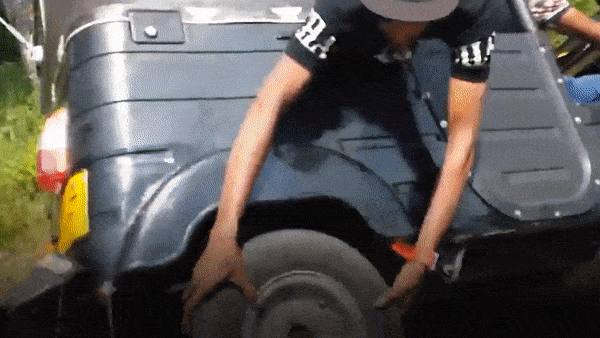 Thay lop khi xe dang chay tren duong hinh anh