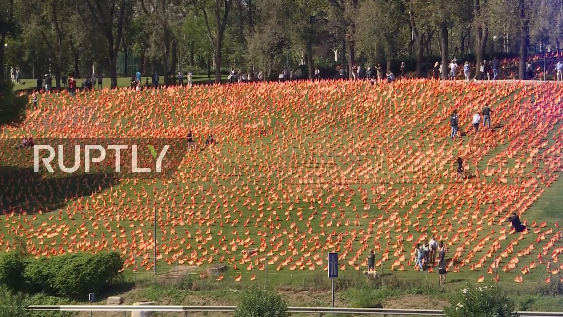 Hang nghin la co tuong nho benh nhan Covid-19 o Tay Ban Nha hinh anh