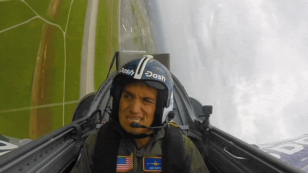 Phi cong bat tinh khi dang lai may bay phan luc hinh anh