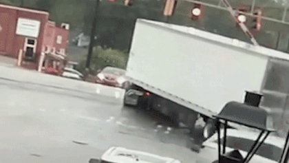 Xe container qua duong au bi tau hoa dam trung tai My hinh anh