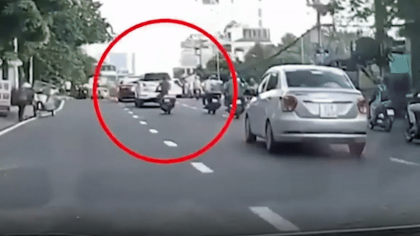 Tai xe xe may nga vang vao thanh cau hinh anh