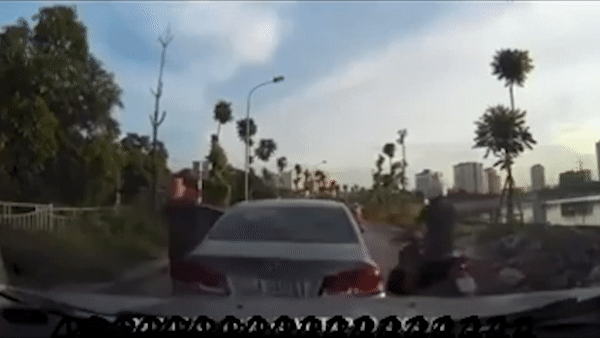 Tai xe vo y de oto troi tu do tren duong hinh anh