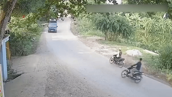 Xe may om cua dam vao xe tai hinh anh