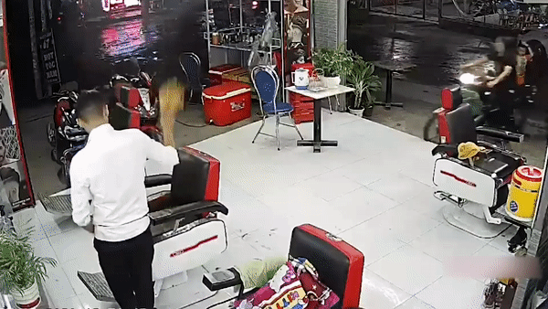 Tai xe lai xe may lao vao tiem toc hinh anh