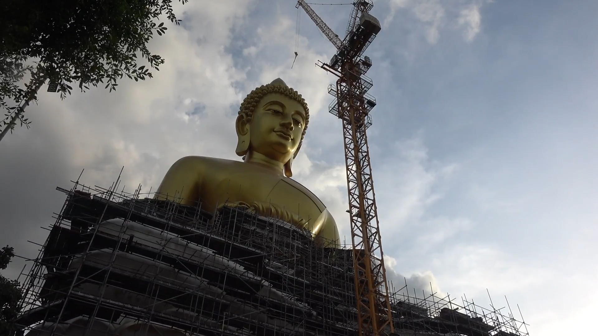 Tuong Phat khong lo cao bang toa nha 20 tang o Thai Lan hinh anh