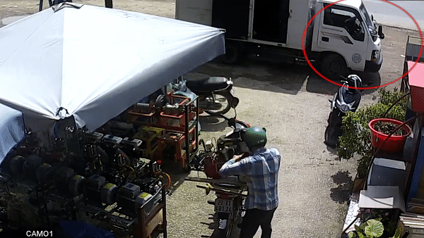 Trom len vao xe tai de lay cap dien thoai hinh anh