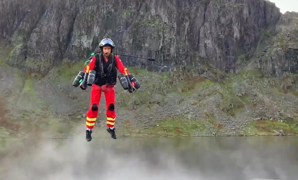 Linh cuu thuong co dong co phan luc nhu trong game Red Alert hinh anh