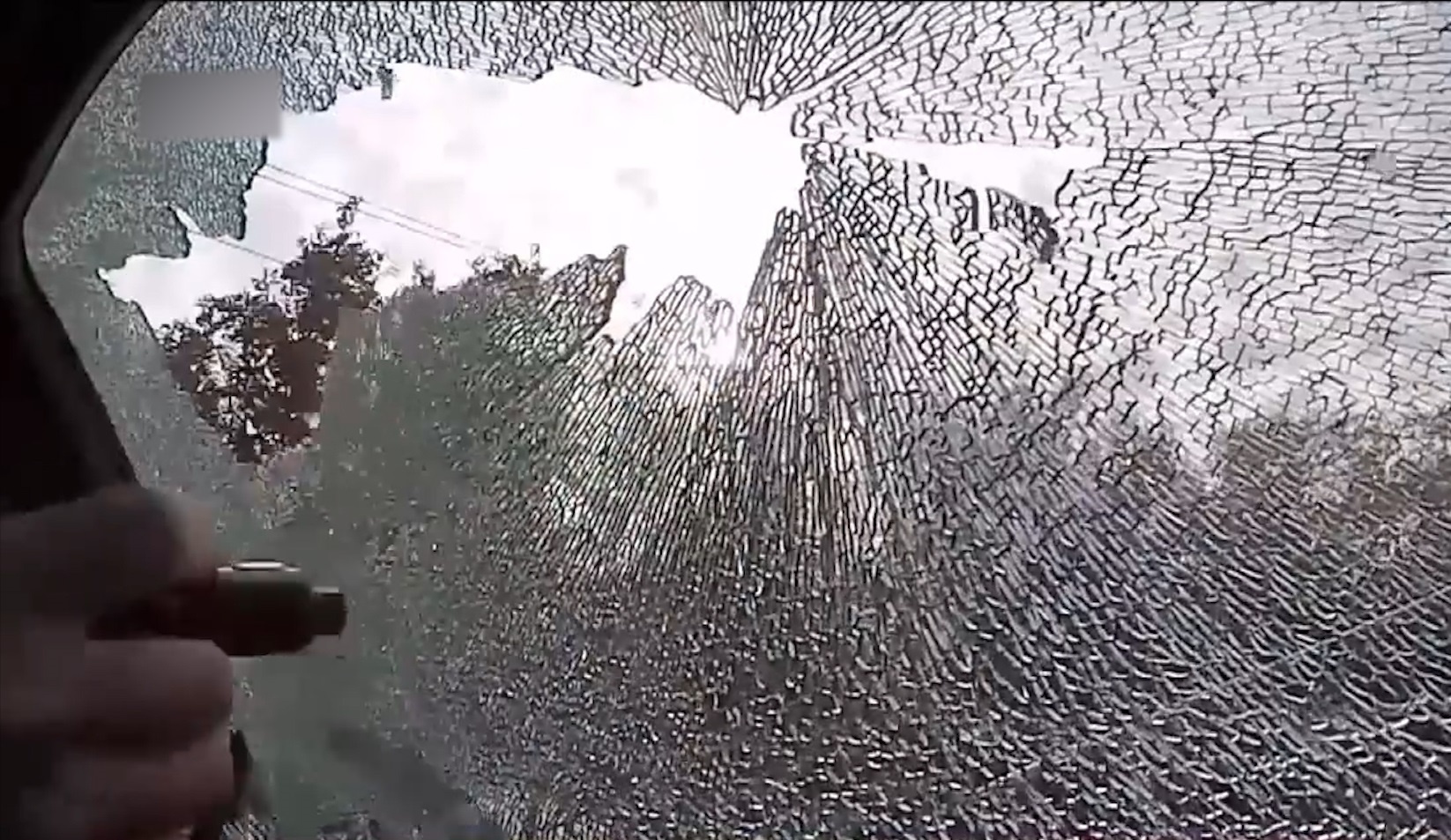 Canh giac thu doan pha kinh oto de trom cap hinh anh