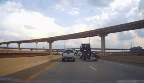 Xe ban tai bi lat nghieng khi om cua hinh anh